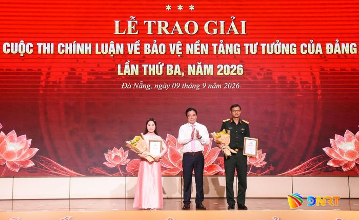 Phó Bí thư Thường trực Thành ủy Nguyễn Khắc Toàn (giữa) trao Giải A cho các tác giả. Ảnh: NGỌC PHÚ
