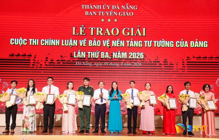 Các tác giả nhận giải chuyên đề. Ảnh: NGỌC PHÚ