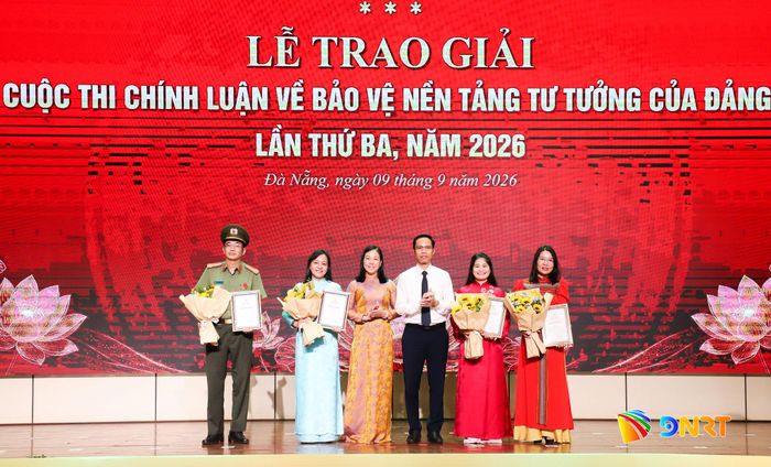 Các tác giả đoạt Giải C. Ảnh: NGỌC PHÚ