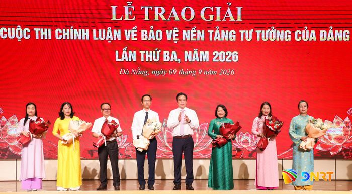 Phó Bí thư Thường trực Thành ủy Nguyễn Khắc Toàn (thứ 4, bên phải sang) tặng hoa ghi nhận những đóng góp của các thành viên Ban giám khảo và Ban tổ chức giải. Ảnh: NGỌC PHÚ