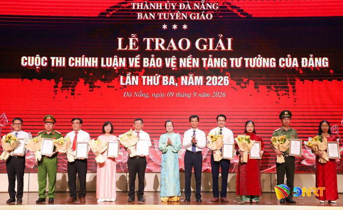 Các tác giả nhận giải khuyến khích. Ảnh: NGỌC PHÚ