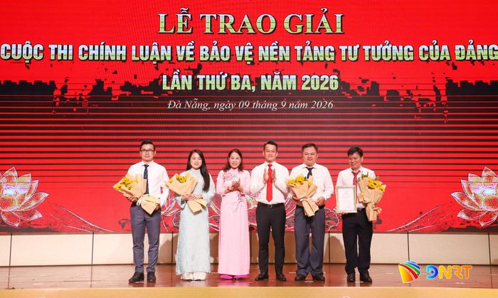 Lãnh đạo Ban Tuyên giáo Thành ủy trao Giải B cho các tác giả đoạt giải. Ảnh: NGỌC PHÚ
