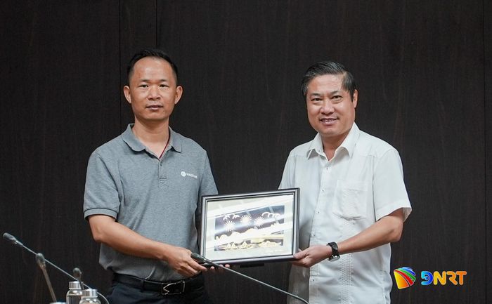 Phó Chủ tịch UBND thành phố Phan Thái Bình (bên phải) tặng quà lưu niệm cho đại diện nhà đầu tư Mingyang Smart Energy. Ảnh: HỒ QUÂN