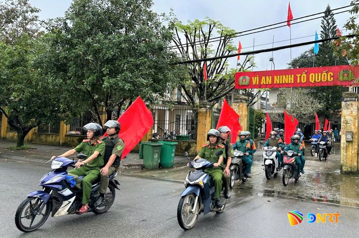 Công an xã Tiên Phước ra quân tuyên truyền về phòng, chống ma túy trên địa bàn. Ảnh: HOÀI PHƯƠNG