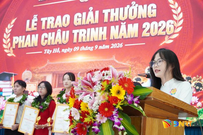 Sinh viên Nguyễn Thị Hồng Tuyên, tốt nghiệp loại Giỏi ngành Kiểm sát, Trường Đại học Kiểm sát Hà Nội, đại diện phát biểu cảm tưởng tại buổi lễ. Ảnh: N.ĐOAN