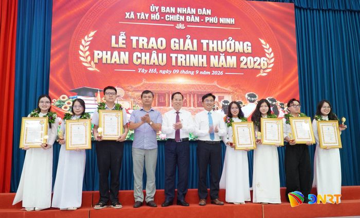 Giám đốc Sở Khoa học và Công nghệ Nguyễn Thanh Hồng (thứ 5, từ trái qua) cùng lãnh đạo UBND xã Phú Ninh, đại diện gia tộc cụ Phan Châu Trinh trao tặng giải thưởng cho các cá nhân. Ảnh: N.ĐOAN