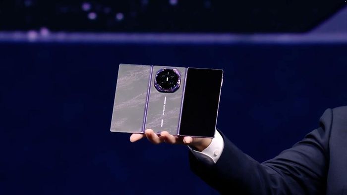 Huawei thay đổi cơ chế gập mở trên Mate XT2. Ảnh: Huawei.