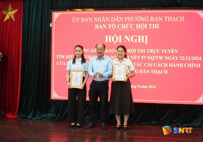 Khen thưởng 2 cá nhân đoạt giải Nhất hội thi. Ảnh: HỒ QUÂN