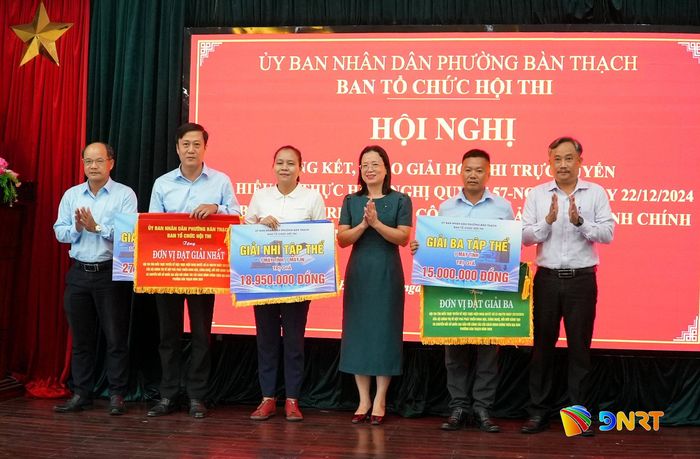 Lãnh đạo phường Bàn Thạch trao giải cho các tập thể có thành tích xuất sắc trong hội thi. Ảnh: HỒ QUÂN