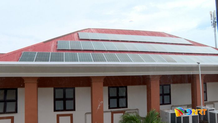 Hệ thống điện năng lượng mặt trời được lắp đặt tại trụ sở Đảng ủy - HĐND - UBND - Ủy ban MTTQ Việt Nam xã Hòa Vang. Ảnh: MINH CHI - VŨ QUÂN