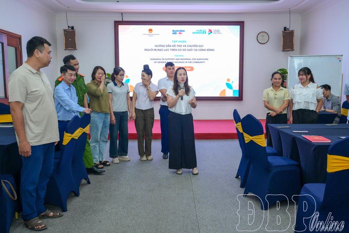 Giảng viên hướng dẫn cụ thể các bước hỗ trợ, chuyển gửi người bị bạo lực theo đúng quy trình.