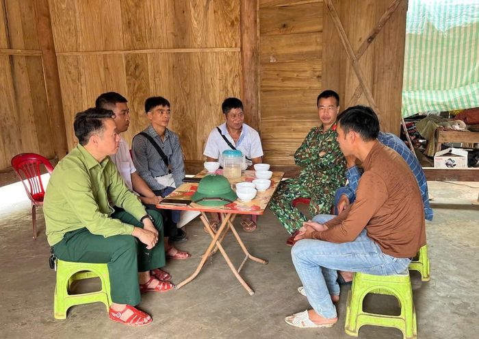 Lãnh đạo xã Nậm Kè tuyên truyền người dân đồng thuận các dân tộc sau khi sáp nhập thôn, bản trên địa bàn bản Huổi Lích.