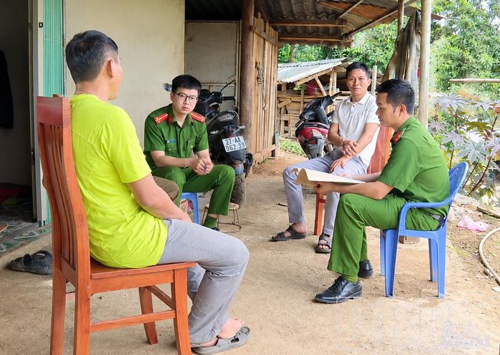 Công an xã Pu Nhi xuống địa bàn nắm bắt biến động nhân khẩu.