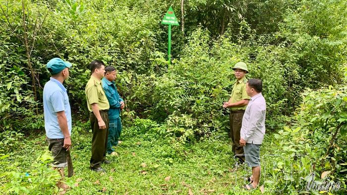Cán bộ Hạt Kiểm lâm Điện Biên Phủ tuyên truyền công tác quản lý bảo vệ rừng cho người dân phường Điện Biên Phủ.