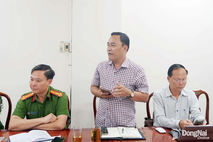 Đại diện Ban quản lý các khu công nghiệp, khu kinh tế thành phố báo cáo kết quả khám sức khỏe cho người lao động trong doanh nghiệp. Ảnh: Hạnh Dung