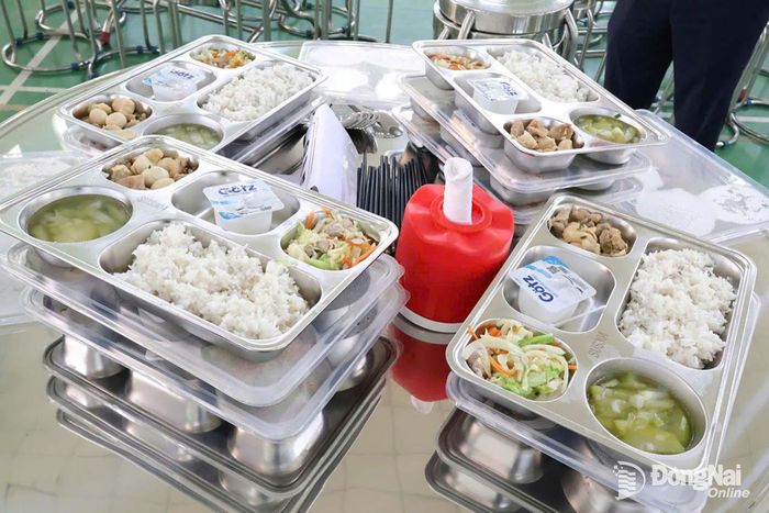 Phần ăn của học sinh được chuẩn bị chu đáo và công khai hình ảnh cho phụ huynh giám sát. Ảnh: Thanh Tâm