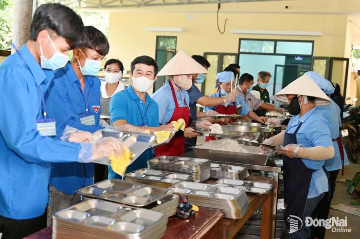 Đoàn Thanh niên xã Lộc Thành tham gia hỗ trợ nhà trường phục vụ bữa ăn bán trú cho học sinh. Ảnh: Nguyễn Hiền