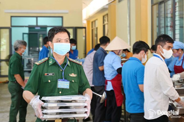 Các thành viên Tổ xung kích hỗ trợ Trường TH-THCS Lộc Thành, xã Lộc Thành phục vụ bữa ăn cho học sinh. Ảnh: Nguyễn Hiền
