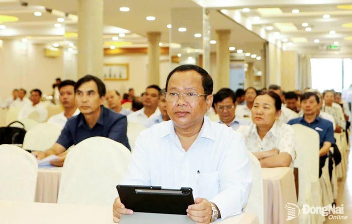 Phó Giám đốc Sở Dân tộc và Tôn giáo thành phố Đồng Nai Thổ Út cùng các đại biểu tham dự hội nghị. Ảnh: Văn Truyên