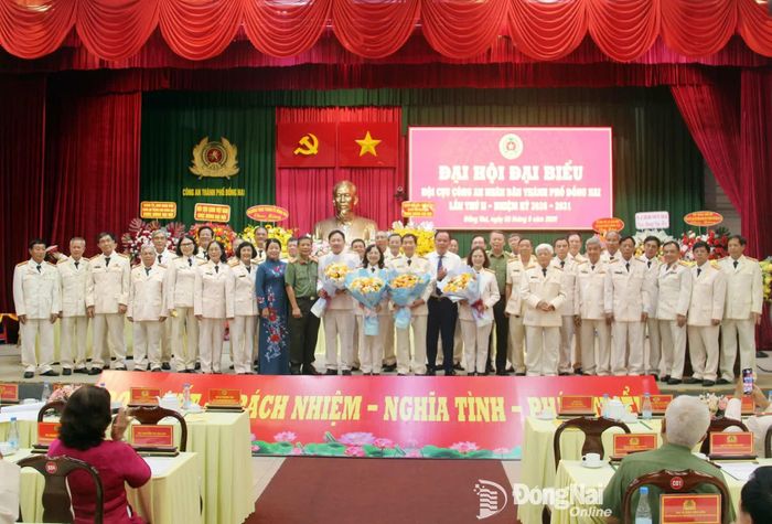 Lãnh đạo Thành ủy, Ủy ban MTTQ Việt Nam thành phố, Hội Cựu CAND Việt Nam, Ban Giám đốc Công an thành phố tặng hoa chúc mừng Ban chấp hành hội khóa mới. Ảnh: Trần Danh