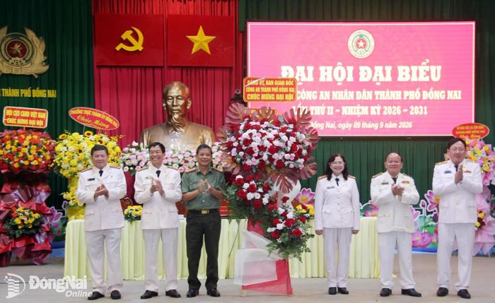 Đại diện Hội Cựu Công an nhân dân Việt Nam và Ban Giám đốc Công an thành phố Đồng Nai tặng hoa chúc mừng đại hội. Ảnh: Trần Danh