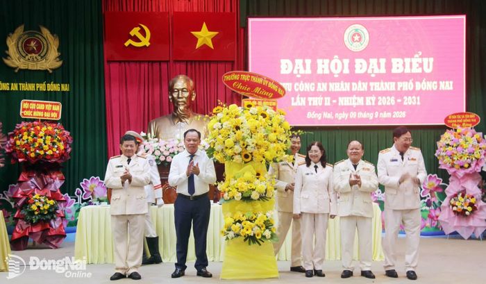 Phó Bí thư Thành ủy Võ Tấn Đức tặng hoa chúc mừng đại hội. Ảnh: Trần Danh
