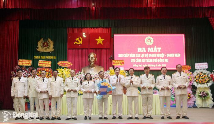Ban Chấp hành Câu lạc bộ Doanh nghiệp, doanh nhân Cựu công an nhân dân thành phố Đồng Nai ra mắt. Ảnh: Trần Danh