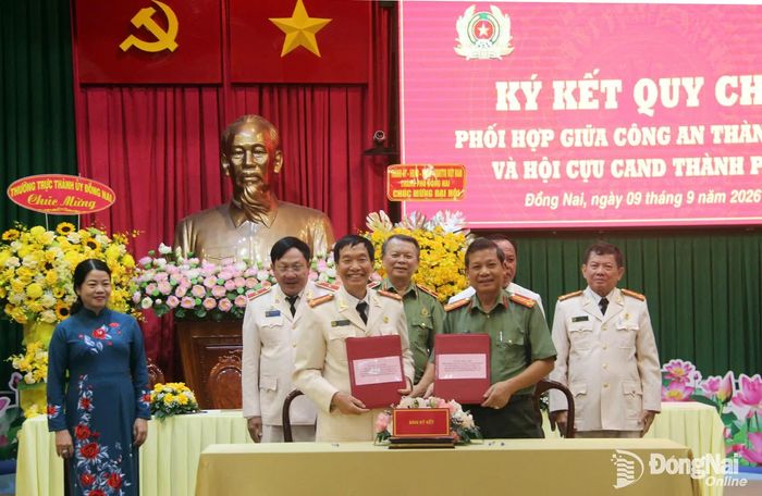 Hội Cựu công an nhân dân thành phố ký kết phối hợp với Công an thành phố trong công tác đảm bảo an ninh trật tự. Ảnh: Trần Danh