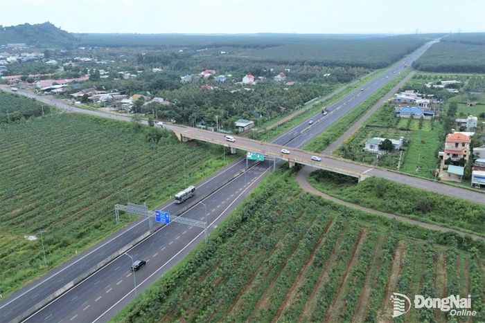 Sở Xây dựng Thành phố Hồ Chí Minh đề xuất hình thành đường vành đai 4,5 - Thành phố Hồ Chí Minh trên cơ sở các tuyến đường quốc lộ 56 và 56B qua Thành phố Hồ Chí Minh, thành phố Đồng Nai và tỉnh Tây Ninh. Trong ảnh: Quốc lộ 56 đoạn qua địa bàn thành phố Đồng Nai. Ảnh: Phạm Tùng