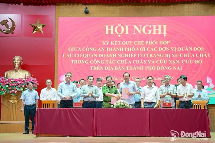 Công an thành phố ký kết với các công ty, doanh nghiệp về công tác PCCC. Ảnh: T.V
