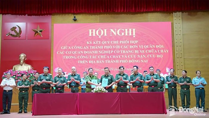 Đại diện Công an thành phố ký kết phối hợp với các đơn vị quân đội. Ảnh: T.V