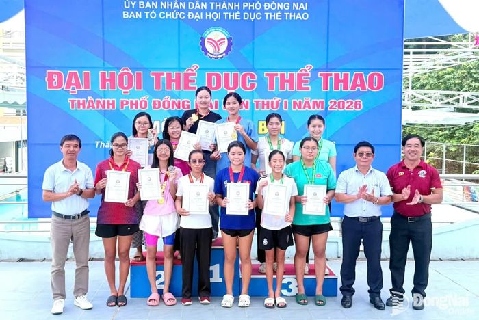 Ban tổ chức trao huy chương các vận động viên đạt thứ hạng cao. Ảnh: ĐVCC