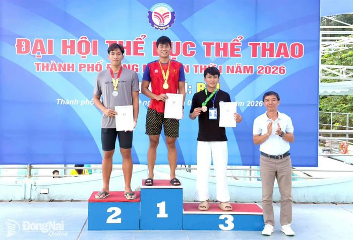 Ban tổ chức trao huy chương các vận động viên đạt thứ hạng cao nội dung cá nhân. Ảnh: ĐVCC