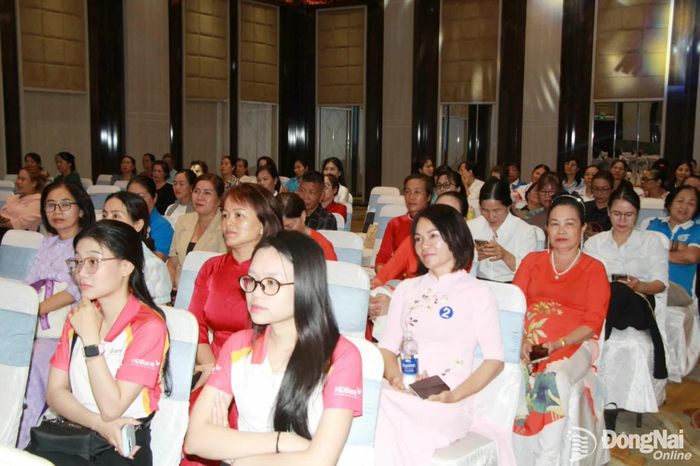 Hội viên, phụ nữ tham dự tọa đàm. Ảnh: Nga Sơn