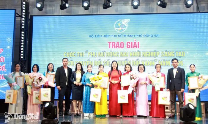 Các đại biểu chụp ảnh lưu niệm với các thí sinh đoạt giải cuộc thi. Ảnh: Nga Sơn