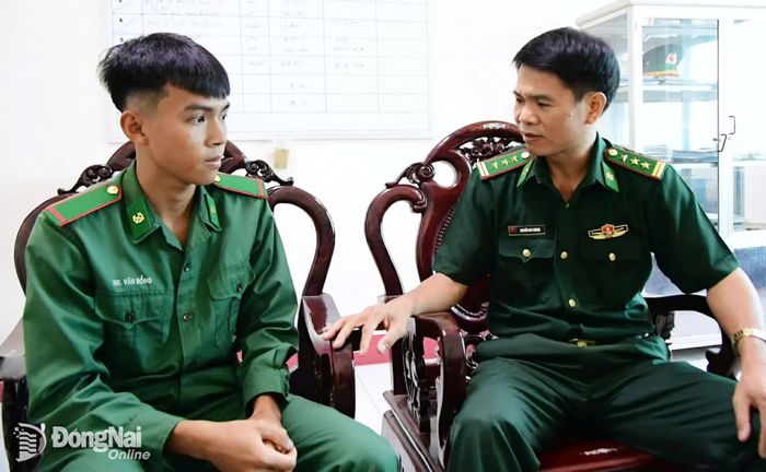 Thượng tá Nguyễn Duy Hoàng, Trưởng phòng Nghiệp vụ Bộ đội Biên phòng thành phố trao đổi với Hạ sĩ Nguyễn Văn Đồng. Ảnh: Hồng Ánh