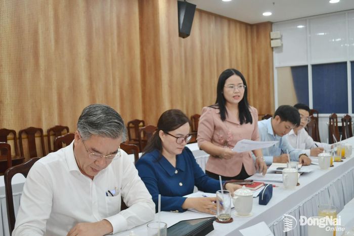 Đồng chí Lê Thị Tuyết, Trưởng phòng Tuyên truyền, Báo chí -  Xuất bản, Ban Tuyên giáo và Dân vận Thành ủy, thành viên Ban tổ chức giải phát biểu tại hội nghị. Ảnh: Phương Hằng.