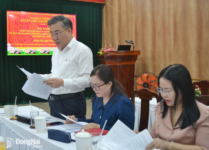 Đồng chí Dương Minh Dũng, Ủy viên Ban Thường vụ Thành ủy, Trưởng ban Tuyên giáo và Dân vận Thành ủy, Phó Trưởng Ban tổ chức giải phát biểu tại hội nghị. Ảnh: Phương Hằng