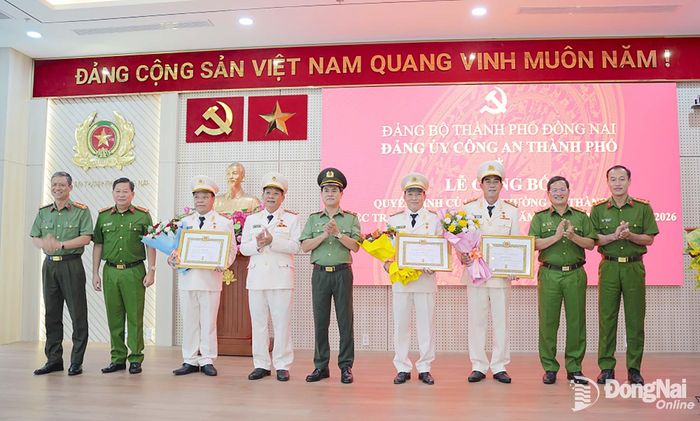 Ban Giám đốc Công an thành phố chúc mừng 3 đồng chí nhận Huy hiệu 30 năm tuổi Đảng. Ảnh: T.V