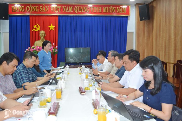 Thành ủy viên, Giám đốc Sở Văn hóa, Thể thao và Du lịch Lê Thị Ngọc Loan trao đổi tại buổi làm việc. Ảnh: Phương Hằng