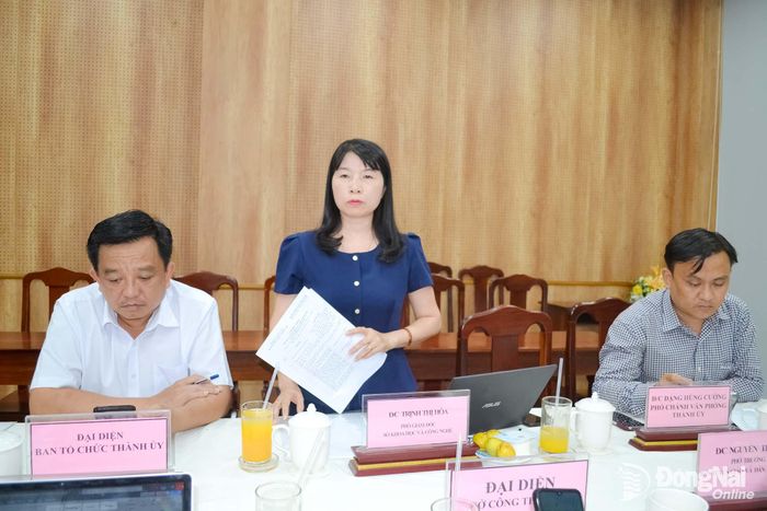 Phó Giám đốc Sở Khoa học và Công nghệ Trịnh Thị Hòa thông tin về phát triển khoa học - công nghệ, đổi mới sáng tạo, chuyển đổi số ở Đồng Nai. Ảnh: Phương Hằng