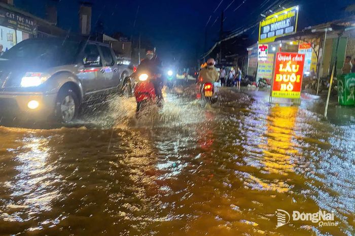 Nhiều tuyến đường tại phường Xuân Lộc bị ngập sâu khiến các phương tiện đi lại khó khăn. Ảnh: Ngọc Hoàng