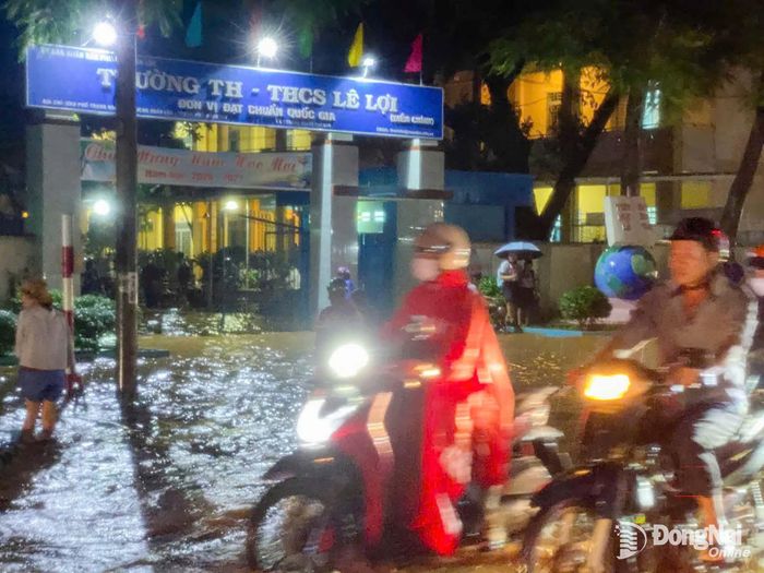 Mưa lớn gây ngập sâu phía trước Trường TH-THCS Lê Lợi, khiến nhiều phụ huynh gặp khó khăn khi đón con tan học. Ảnh: Ngọc Hoàng