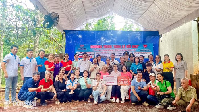 Khoảnh khắc yêu thương khi Thùy My và gia đình đón nhận hơn 311 triệu đồng từ những tấm lòng nhân ái. Ảnh: Thu Hiền