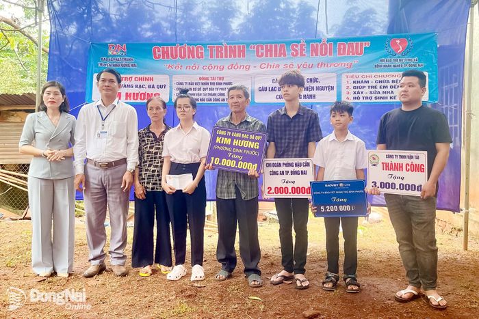 Đại diện lãnh đạo phường Lộc Ninh thăm hỏi, động viên và trao hỗ trợ gia đình em My. Ảnh: Thu Hiền