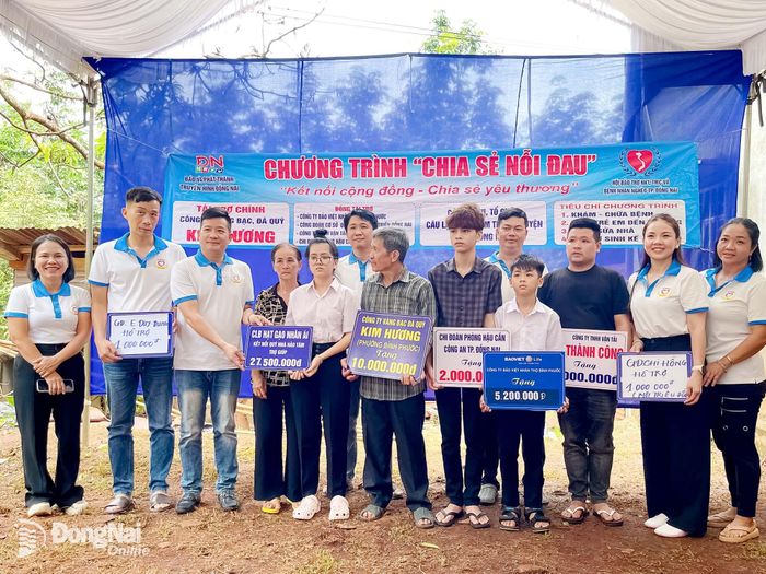 Các đội nhóm thiện nguyện, nhà hảo tâm tiếp sức cho em My bước vào hành trình điều trị, giành lại ánh sáng và viết tiếp ước mơ tuổi học trò. Ảnh: Thu Hiền