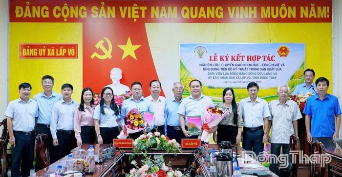Quang cảnh lễ ký kết.