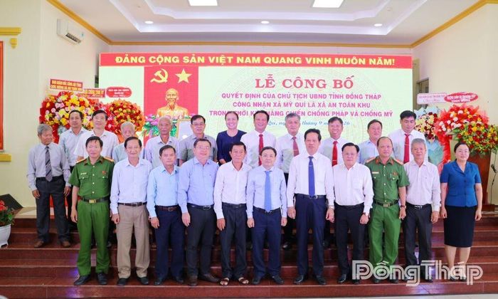 Các đồng chí lãnh đạo, nguyên lãnh đạo tỉnh, huyện Tháp Mười và xã Mỹ Quí qua các thời kỳ chụp ảnh lưu niệm tại Lễ công bố Quyết định công nhận xã Mỹ Quí là xã An toàn khu.
