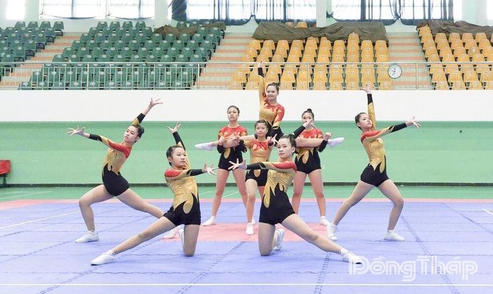 Các vận động viên biểu diễn ở môn Aerobic.