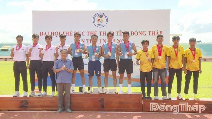 Lãnh đạo Trung tâm Huấn luyện và Thi đấu Thể thao tỉnh Đồng Tháp trao huy chương cho các vận động viên đạt thành tích ở nội dung Điền kinh 4x100 m nam.